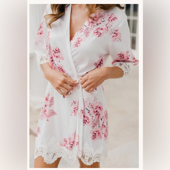 le rose pink satin robe - Picture 2 of 7